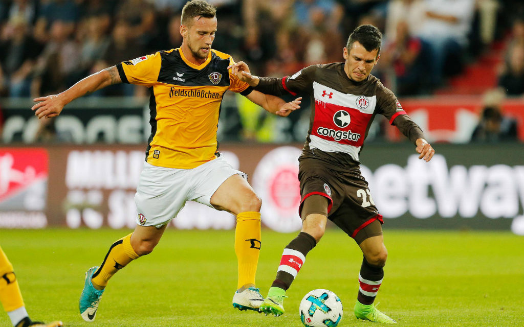 Im Hinspiel schenkten sich Dynamo Dresden (Manuel Konrad, l.) und der FC St. Pauli (Waldemar Sobota) beim 2:2 nichts. Wer setzt sich von der Abstiegszone ab?