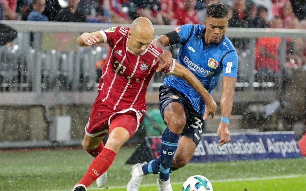 Bayern gegen Bayer: Arjen Robben und Benjamin Henrichs im Laufduell am 1. Spieltag zwischen FC Bayern München und Bayer Leverkusen Saison 2017/18,