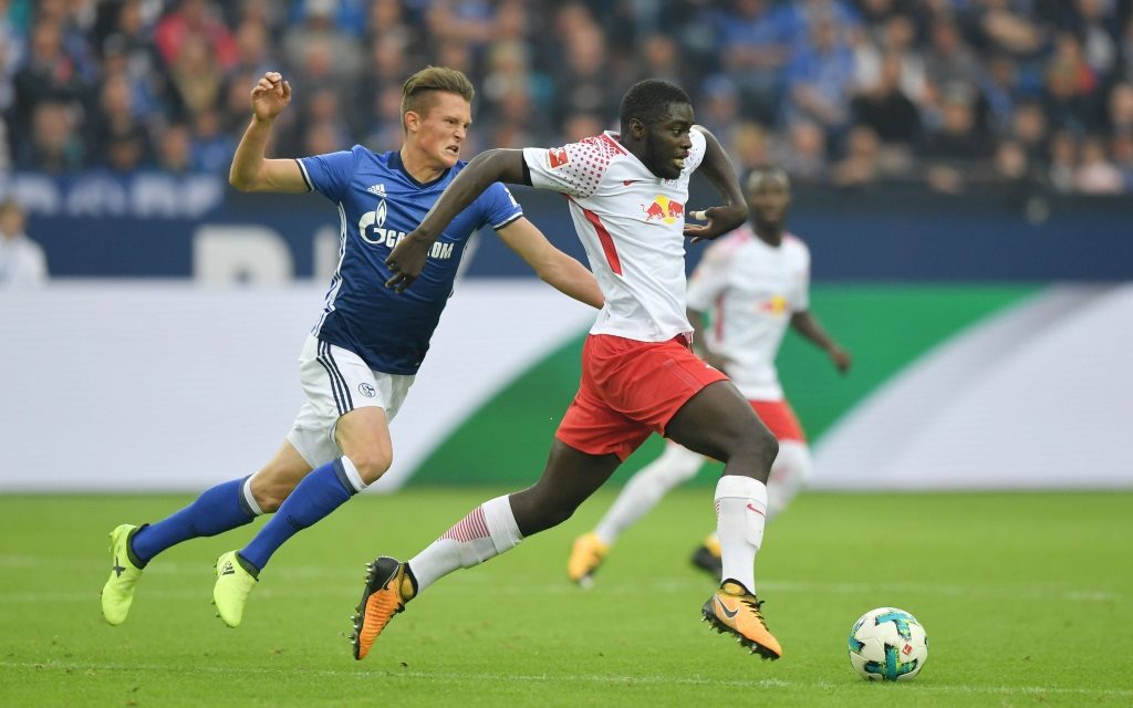 Dayot Upamecano im Laufduell mit Fabian Reese im Ligaspiel FC Schalke - RB Leipzig am 1. Spieltag der Saison 2017/18.