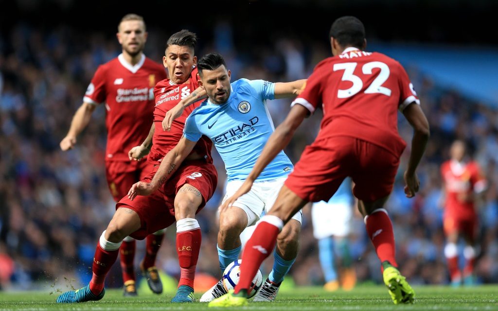 Sergio Agüero wird von Roberto Firmino und Joel Matip bedrängt im Spiel Manchester City - FC Liverpool.