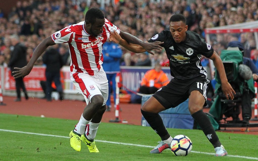 Mame Diouf im Zweikampf mit Anthony Martial im Ligaspiel Stoke City und Manchester United in der Saison 2017/18.
