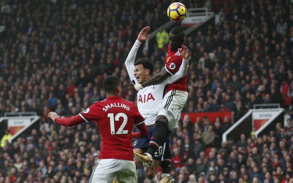 Dele Alli im Kopfballduell mit Eric Bailly im Spiel Manchester United - Tottenham Hotspur.