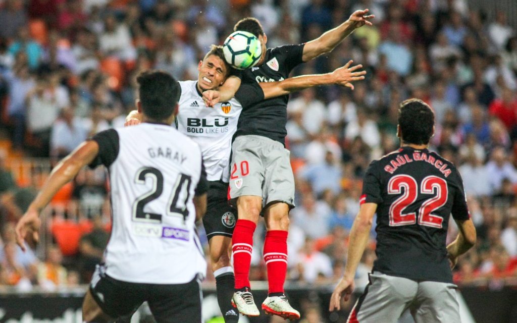 Aduriz und Gabriel Paulista im Kopfballduell im Spiel FC Valencia - Athletic Bilbao Saison 2017/18.