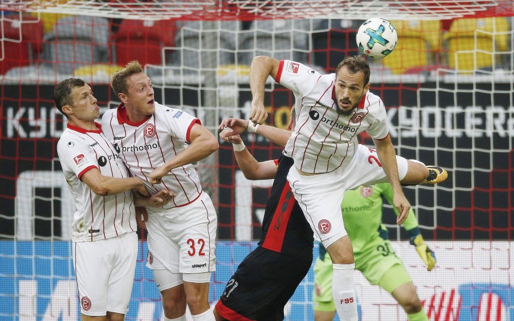 Fortuna Düsseldorf verteidigt im Ligaspiel gegen Jahn Regensburg in der Saison 2017/18.