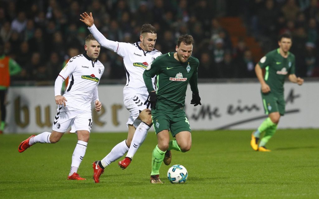 Philipp Bargfrede führt den Ball im Spiel Werder Bremen - SC Freiburg im Pokal-Achtelfinale der Saison 2017/18.