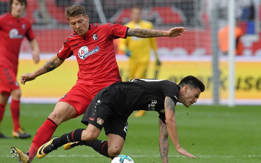 Freiburg – Leverkusen: Mike Frantz bringt Charles Aranguiz zu Fall.