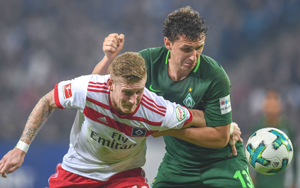 Das erste Nordderby dieser Saison endete in Hamburg 0:0, hier Andre Hahn (l., HSV) gegen Werders Milos Veljkovic.