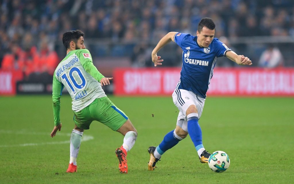 Yevhen Konoplyanka lässt Yunus Malli stehen im Spiel FC Schalke - VfL Wolfsburg.