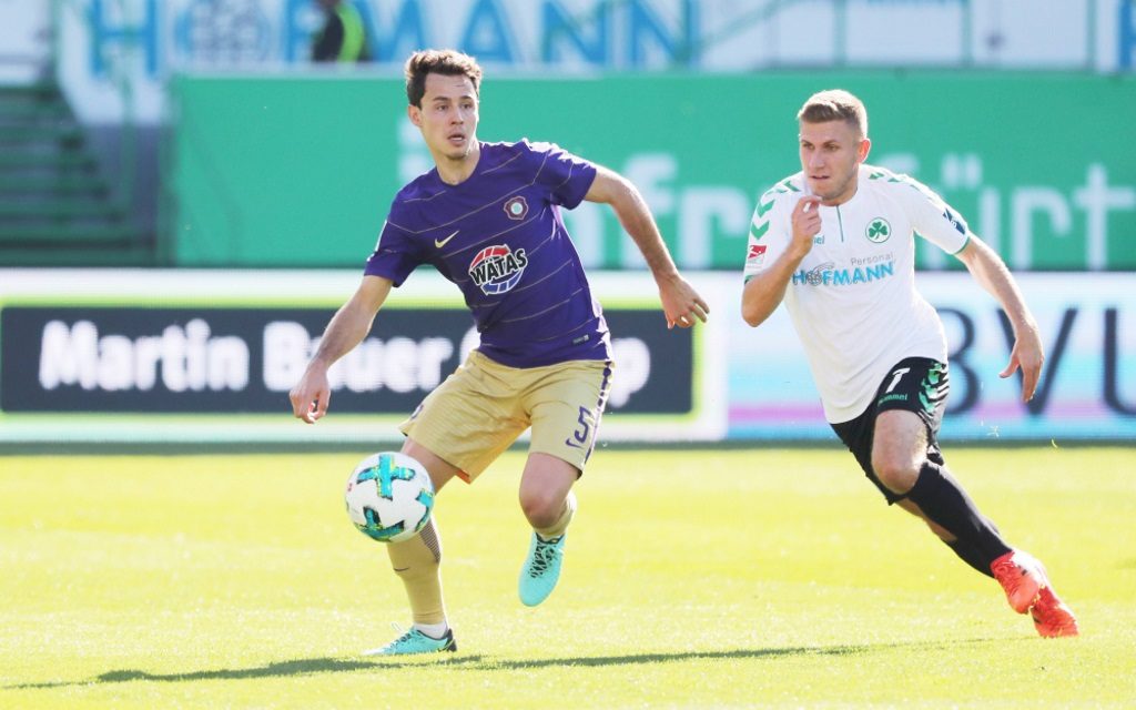 Clemens Fandrich im Laufduell mit Levent Aycicek im Ligaspiel Fürth - Aue Saison 2017/18.