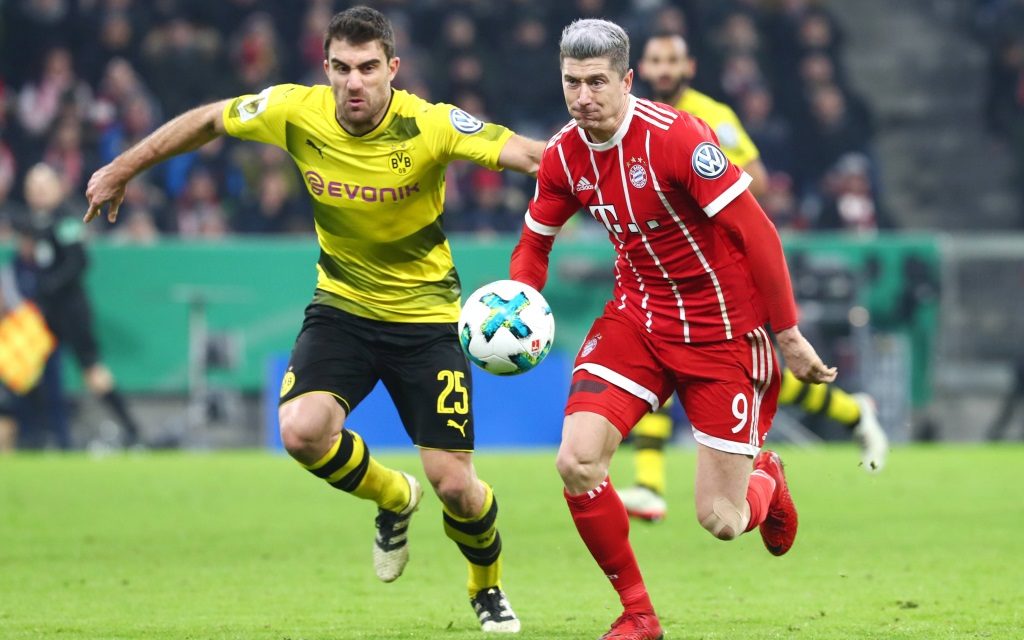Sokratis und Robert Lewandowski im Pokalspiel FC Bayern - Borussia Dortmund.