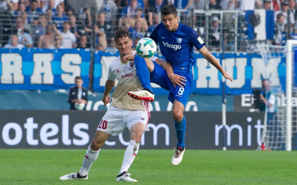 Stefan Kutschke und Anthony Losilla im Zweikampf im Ligaspiel VfL Bochum - FC Ingolstadt in der Saison 2017/18.