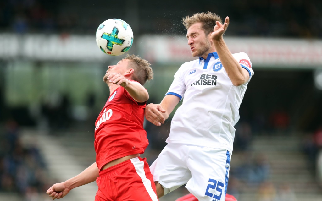 Kevin Freiberger und Jonas Föhrenbach im Kopfballduell im Spiel KSC gegen Lotte.
