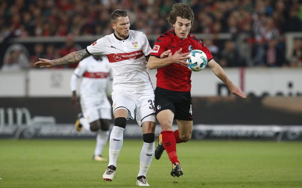 Daniel Ginczek im Zweikampf mit Caglar Söyüncü im Spiel VfB Stuttgart - SC Freiburg.