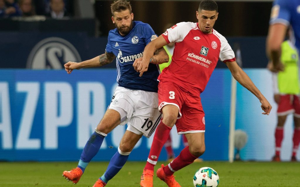 Guido Burgstaller im Zweikampf mit Leon Balogun im Ligaspiel der Saison 2017/18 FC Schalke 04 - FSV Mainz 05.