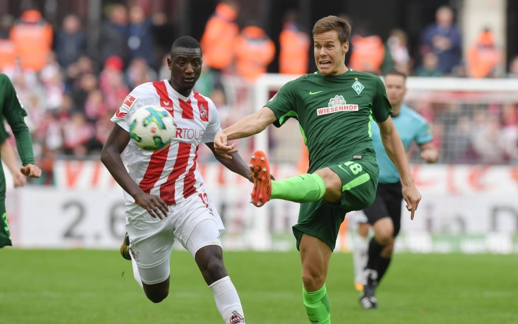 Sehrou Guirassy im Zweikampf mit Niklas Moisander im Spiel 1. FC Köln - Werder Bremen in der Saison 2017/18.