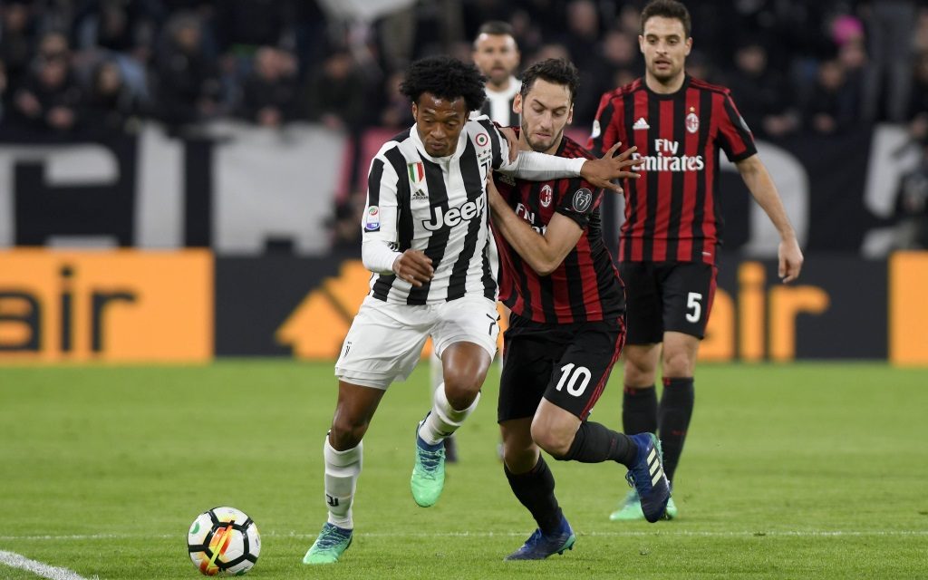 Juventus - Milan: Juan Cuadrado im Zweikampf mit Hakan Calhanoglu.
