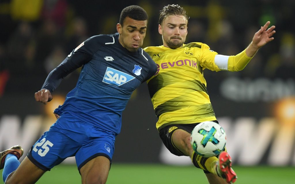 Kevin Akpoguma im Zweikampf mit Marcel Schmelzer im Spiel Borussia Dortmund - TSG Hoffenheim.