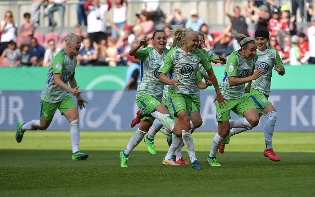 Die Frauen des VfL Wolfsburg nach dem Pokalsieg gegen die Bayern.