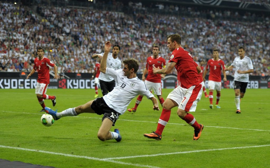 Thomas Müller bei einer Grätsche im WM-Quali-Spiel Deutschland - Österreich 2013.
