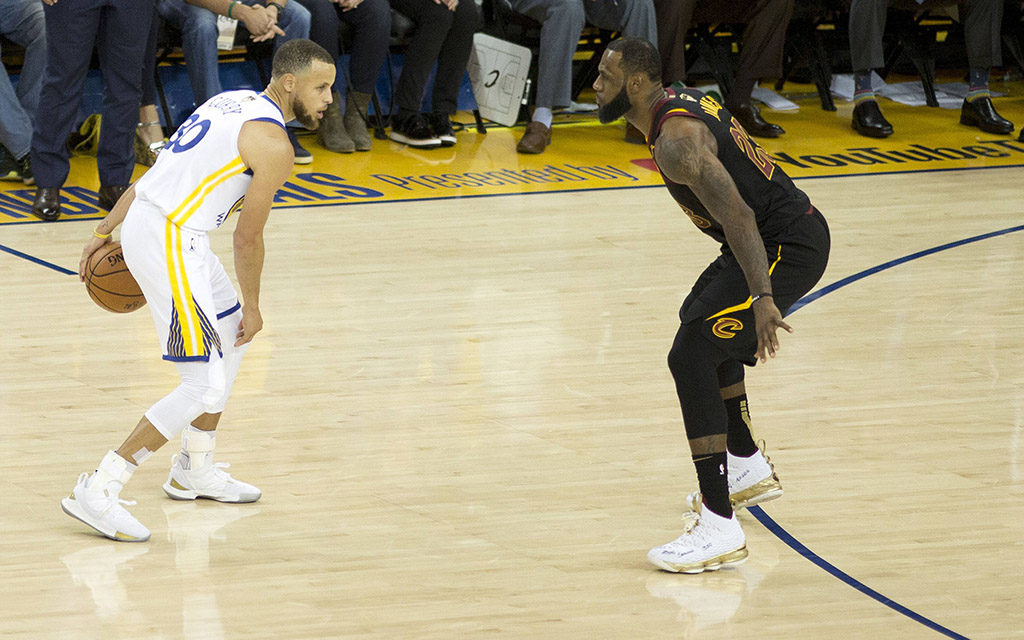 NBA-Finals: Warriors-Star Curry (l.) mit dem Ball gegen Clevelands James (r.)