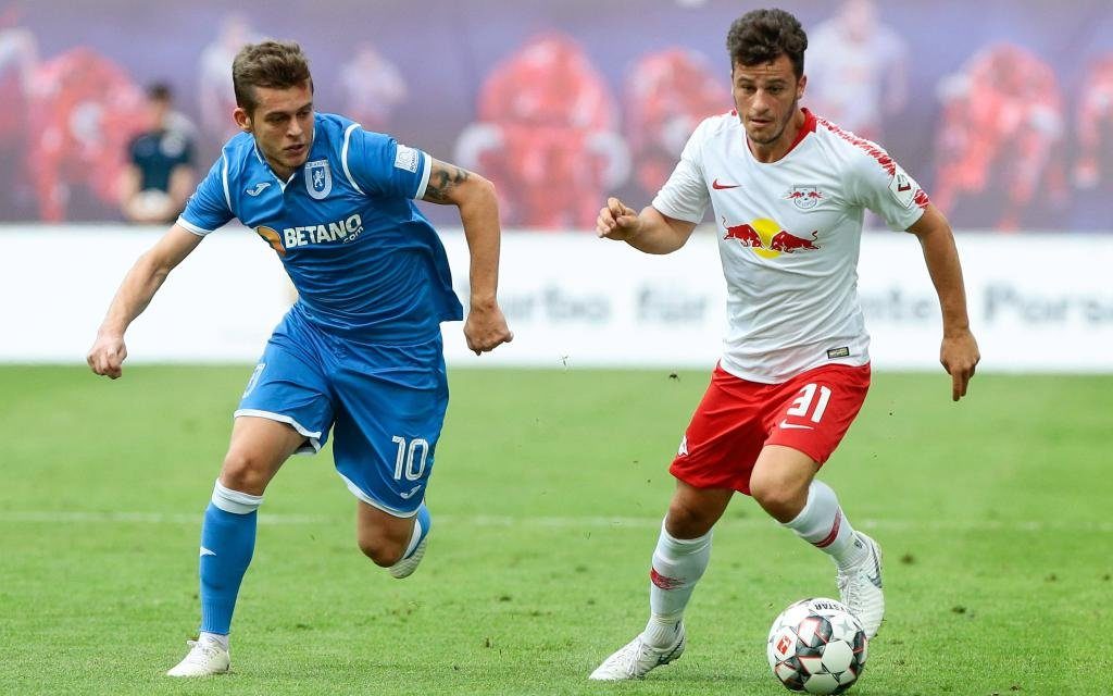 Diego Demme im Laufduell im Quali-Hinspiel der Europa League zwischen RB Leipzig und Universitatea Craiova.