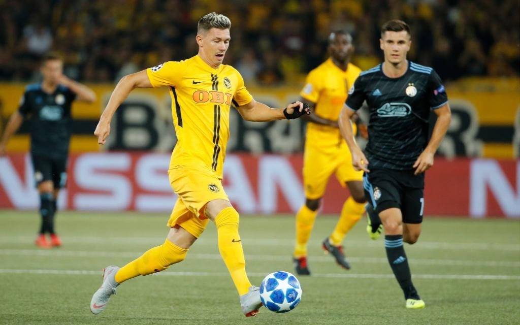 Christian Fassnacht führt den Ball im Playoff-Hinspiel zwischen den Young Boys und Dinamo Zagreb.