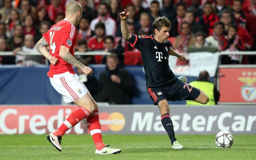 Thomas Müller gegen Viktor Lindelöf im Spiel Benfica - FC Bayern Saison 2016/17.