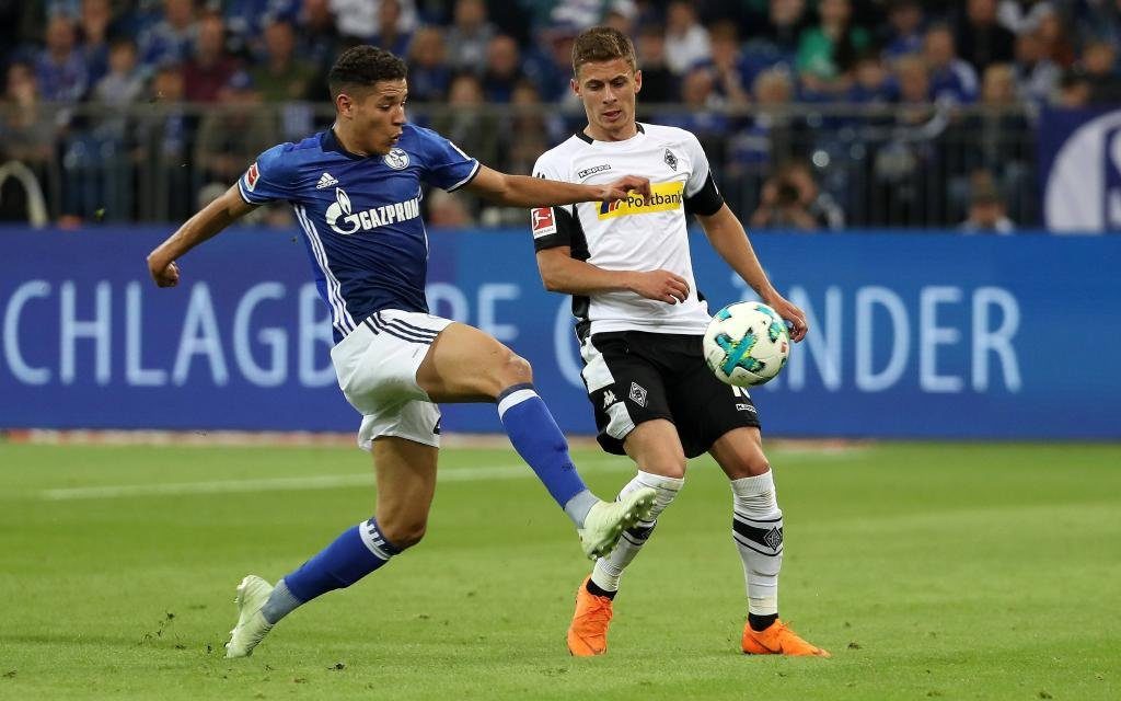 Franco di Santo im Laufduell mit Thorgan Hazard im Ligaspiel FC Schalke - Borussia Mönchengladbach.