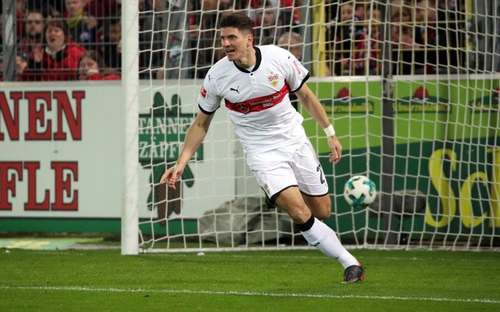 Mario Gomez bejubelt ein Tor im Spiel SC Freiburg - VfB Stuttgart in der Saison 2017/18