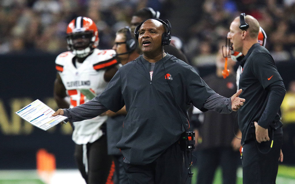 Browns-Trainer Jackson fassungslos nach dem missglückten Kick seiner Mannschaft und der knappen Niederlage bei den Saints