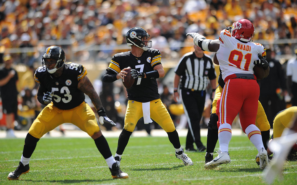 Steelers Quarterback Roethlisberger bei der Suche nach einem freien Mitspieler bei der Heimniederlage gegen Kansas City