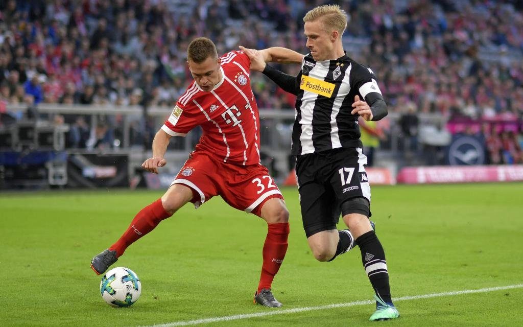 Joshua Kimmich gegen Oscar Wendt im Ligaspiel Bayern - Gladbach der Saison 2017/18.