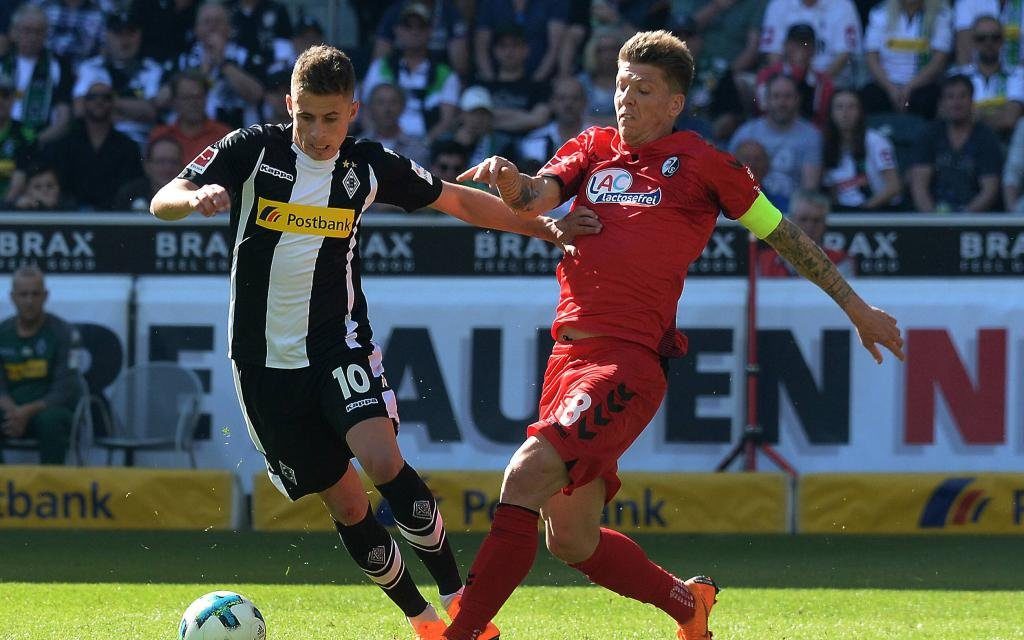Thorgan Hazard im Zweikampf mit Mike Frantz beim 3:1 Heimsieg gegen Freiburg.