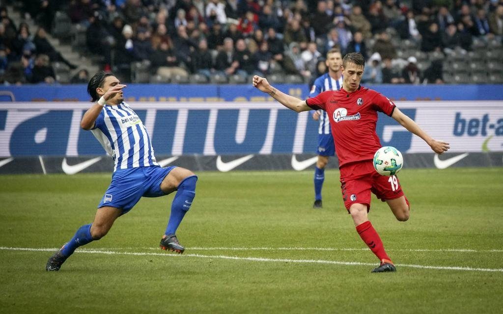 Janik Haberer beim Torschuss im Ligaspiel Hertha BSC Berlin - SC Freiburg.