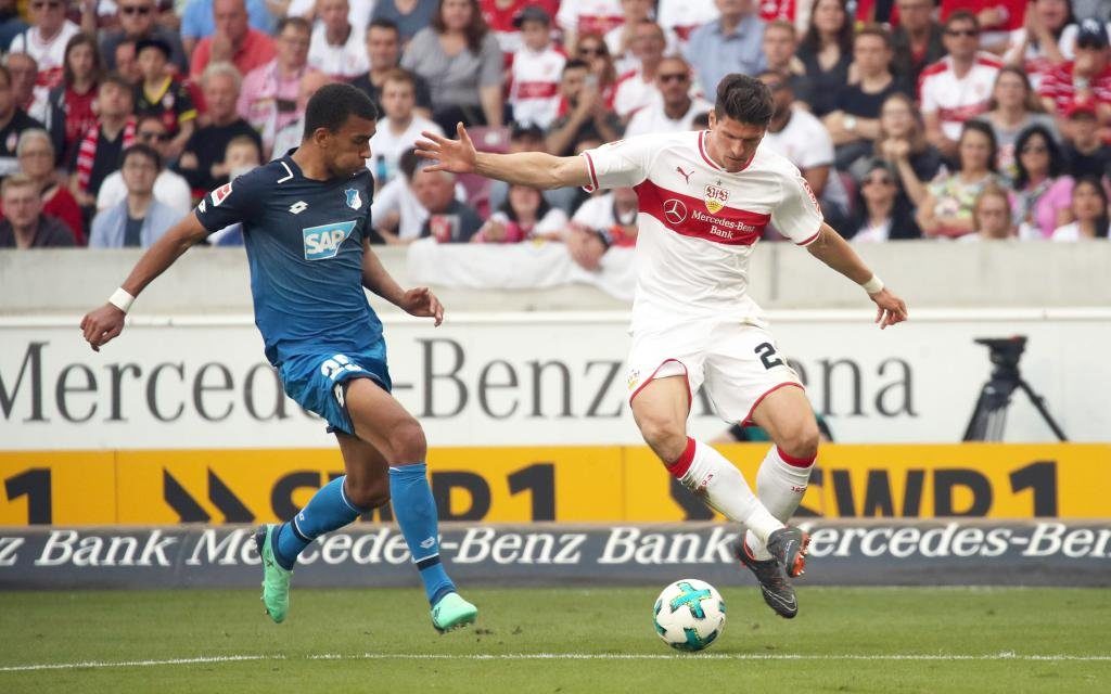 Mario Gomez und Kevin Akpoguma im Spiel VfB Stuttgart - TSG Hoffenheim.