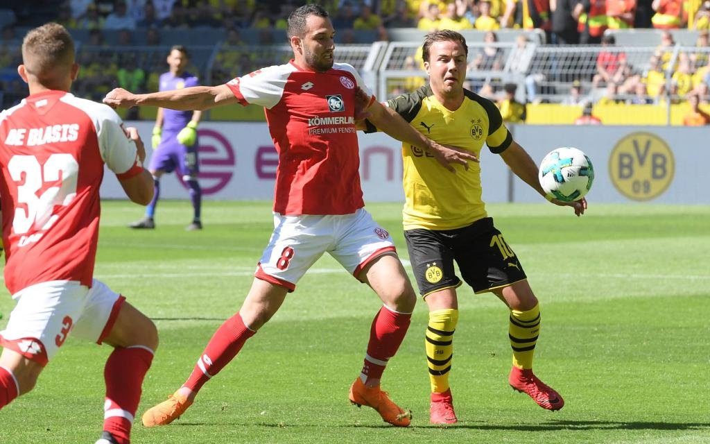 Mario Götze (Borussia Dortmund), re., gegen Levin Oeztunali, Levin Öztunali (Mainz 05) in der Saison 2017/18.