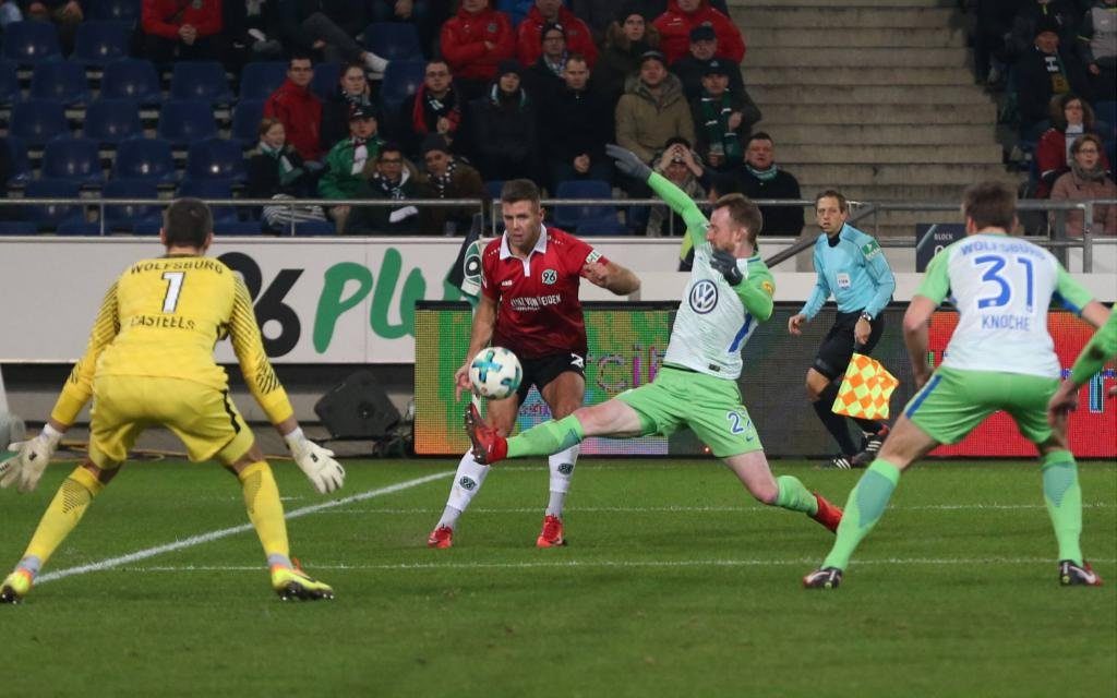 Niclas Füllkrug gegen Maximilian Arnold im Spiel Hannover 96 - VfL Wolfsburg Saison 2017/18