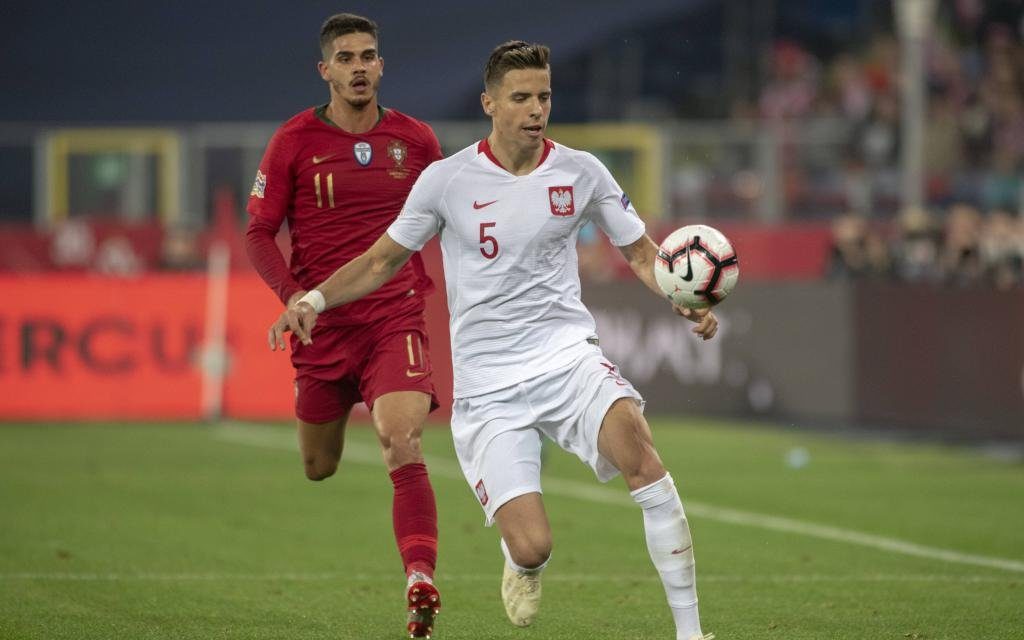 Jan Bednarek führt den Ball im Spiel Polen - Portugal in der Nations League.