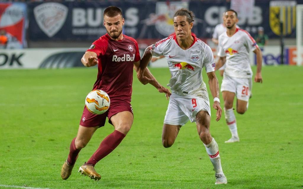 Marin Pongracic (Salzburg, 34), Yussuf Poulsen (RB Leipzig, 9); im Zweikampf im Europa-League-Hinspiel RB Leipzig - FC Salzburg.