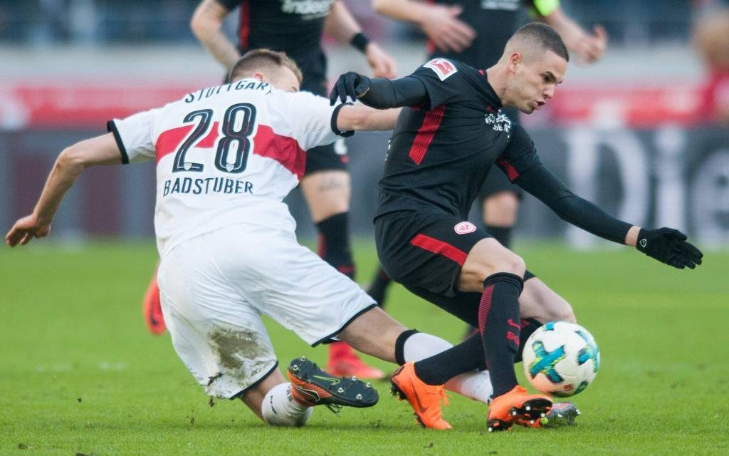 Mijat Gacinovic gegen Holger Badstuber im SPiel VfB Stuttgart-Eintracht Frankfurt.