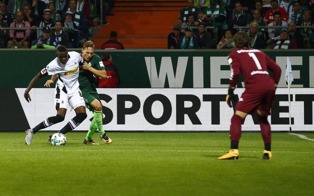 Denis Zakaria im Zweikampf mit Ludwig Augustinsson im Spiel Werder Bremen - Borussia Mönchengladbach Saison 2017/18