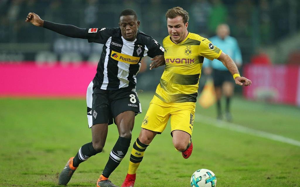 Denis Zakaria Lako Lado (Gladbach) gegen Mario Götze (Dortmund) in der Saison 2017/18.