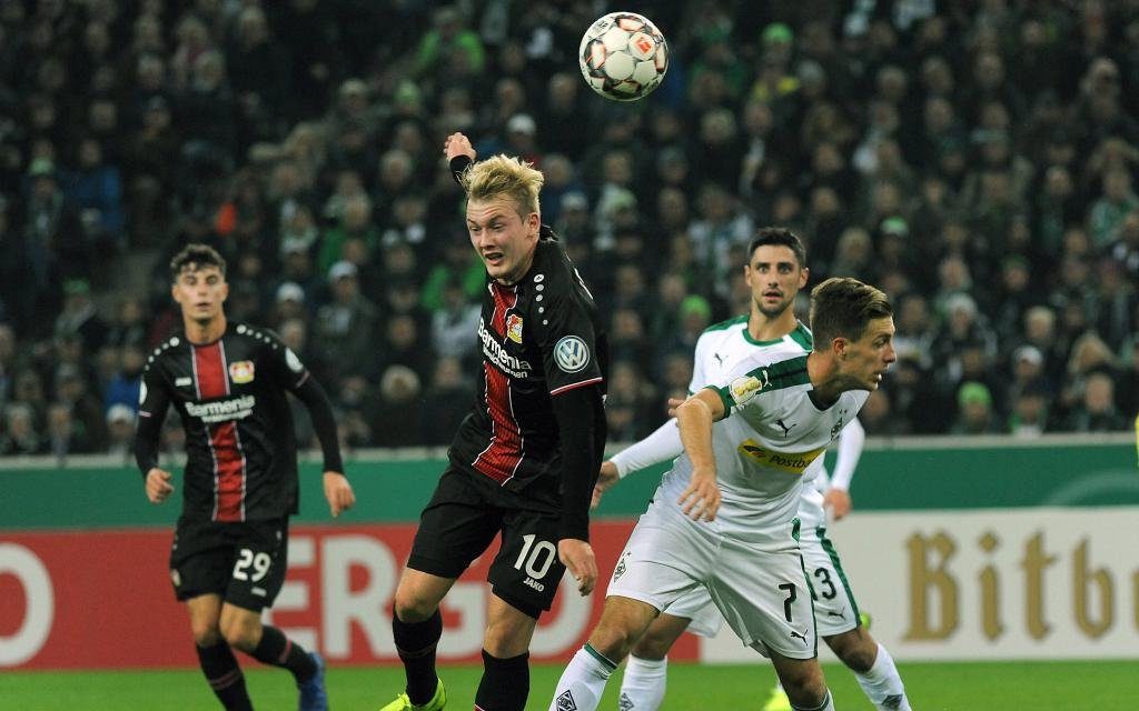 Julian Brandt und Patrick Herrmann beim Zweikampf im Pokalspiel Borussia Mönchengladbach - Bayer Leverkusen.