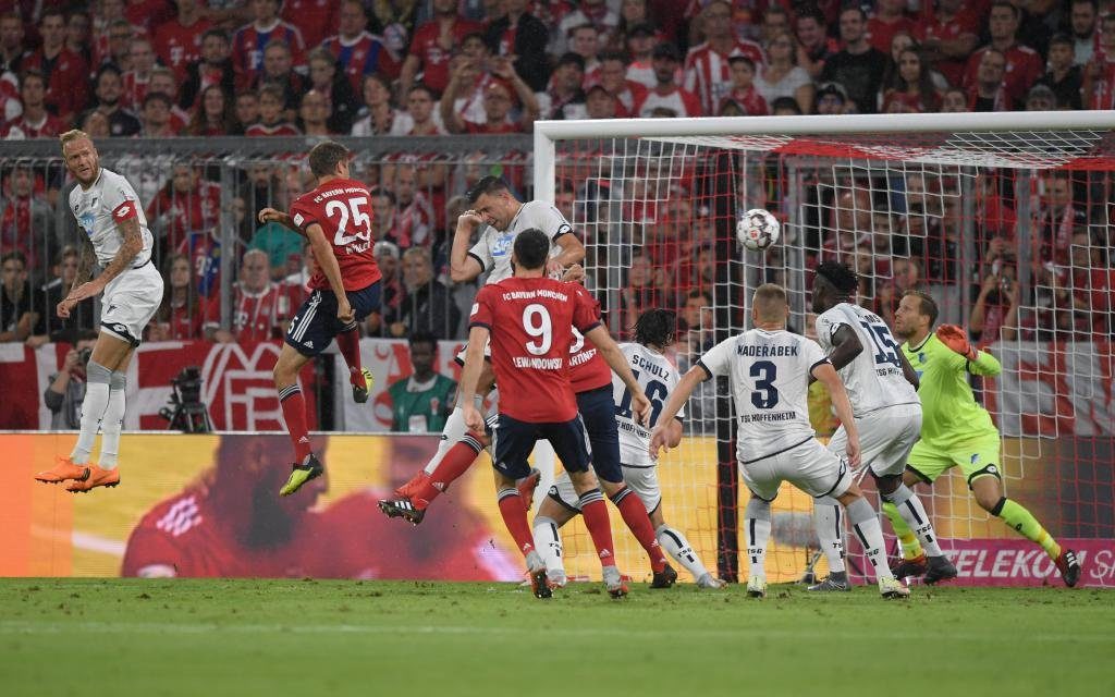 Thomas Müller beim Kopfball im Bundesliga-Hinspiel der Bayern gegen Hoffenheim Saison 2018/19.