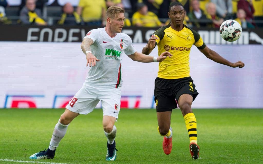 Bundesiga, 7. Spieltag, BV Borussia Dortmund - FC Augsburg, Andre Hahn (FCA) und Abdou Diallo (BVB) im zweikampf