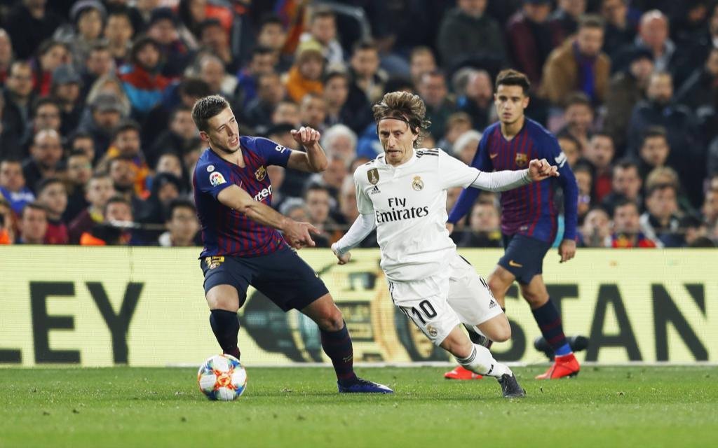 Clement Langlet (Barcelona), Luka Modric (Real), Zweikampf aus dem Hinspiel der Copa del Rey Saison 2018/19