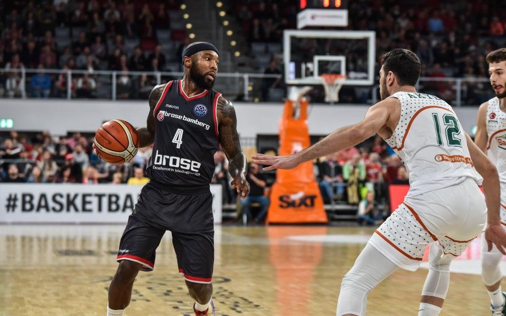 Leistungsträger Rice (l.) von Brose Bamberg im Playoff-Duell mit dem türkischen Vertreter Banvit