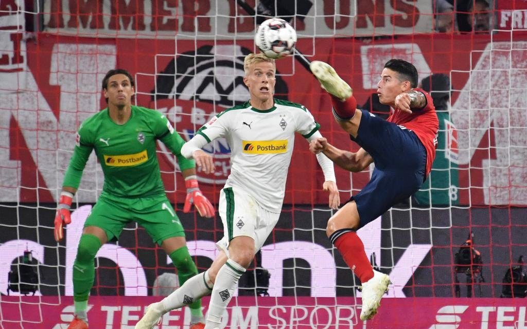 Torchance,Seitfallzieher James RODRIGUEZ (Bayern Muenchen),Aktion,Zweikampf gegen Oscar WENDT (Borussia Moenchengladbach)