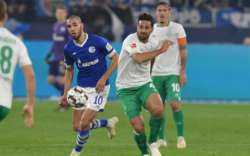Claudio Pizarro (Werder Bremen) im Zweikampf mit Nabil Bentaleb (Schalke 04)