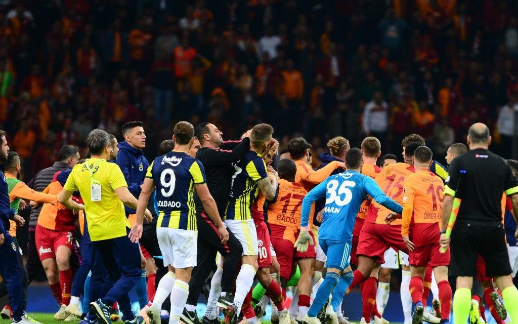 Beim 2:2 im Hinspiel zwischen Galatasaray und Fenerbahce folgen hinterher die Fäuste